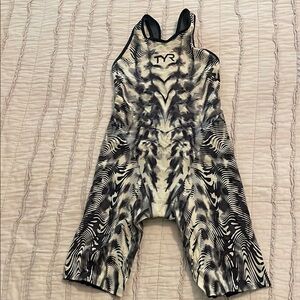 TYR Venzo size 25. Black and Cream.